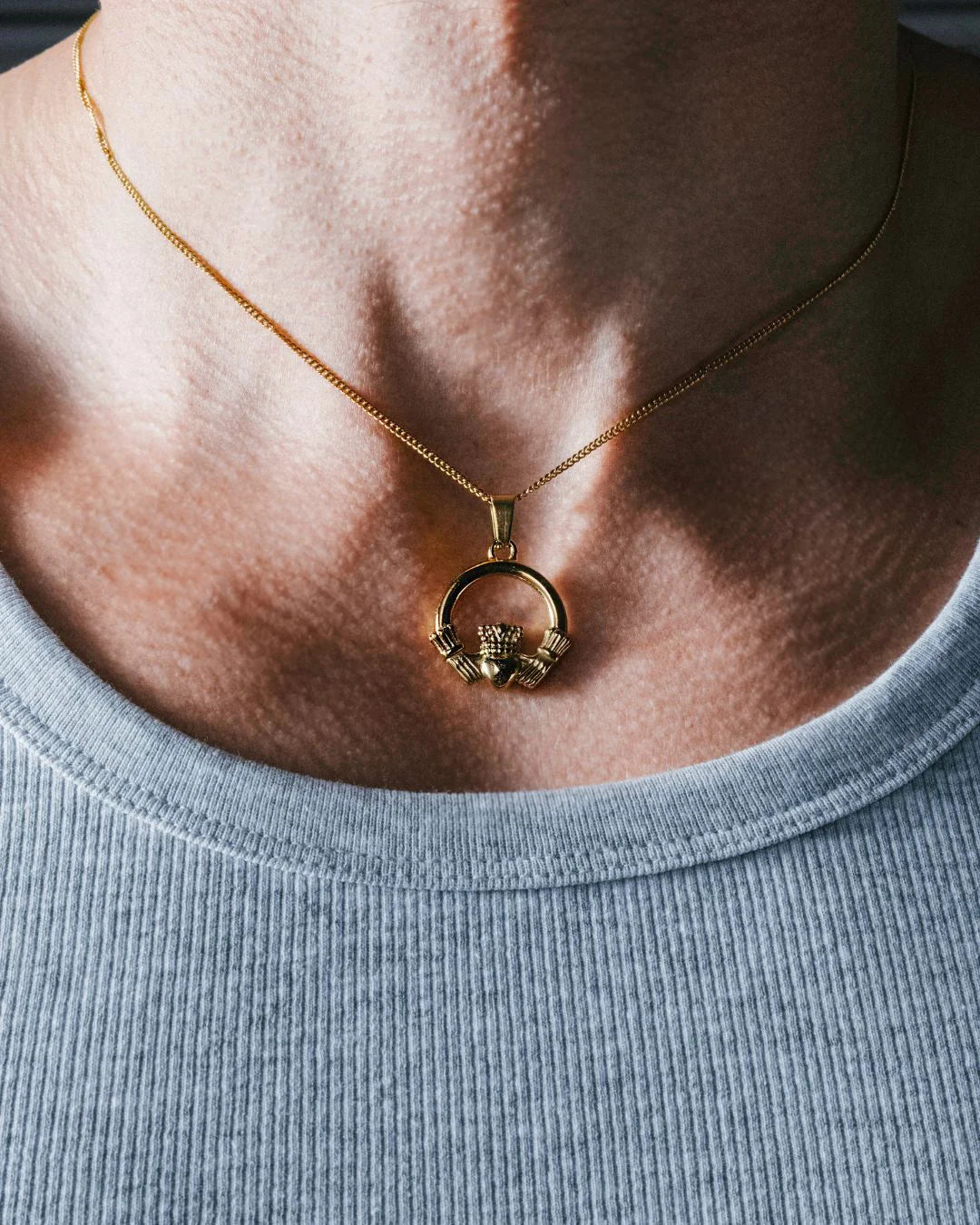 Collier Pendentif Claddagh Élégant