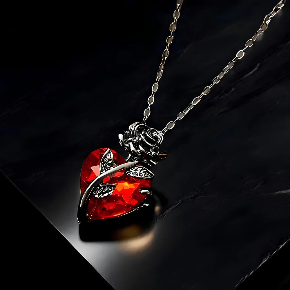 Collier Rose Sombre au Cœur Rouge