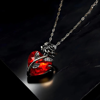 Collier Rose Sombre au Cœur Rouge