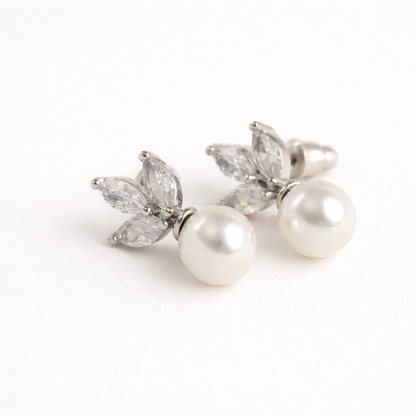 Perles d'argent en boucle d'oreilles
