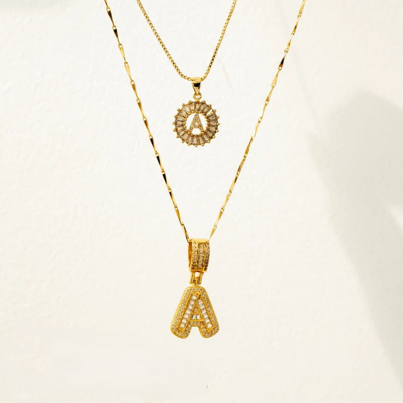 Colliers avec initiale en diamant