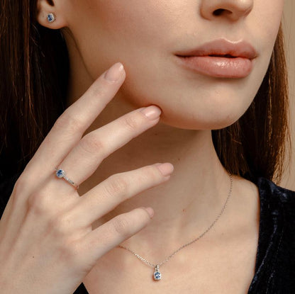 Boucles d'oreilles avec zircon ovale