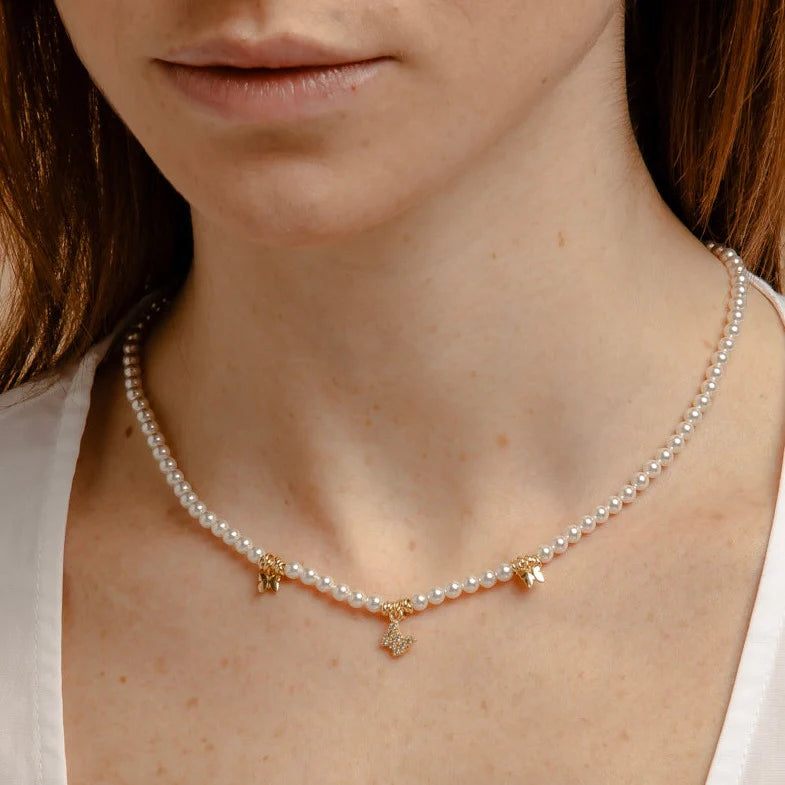 Collier de perles avec pendentif strass