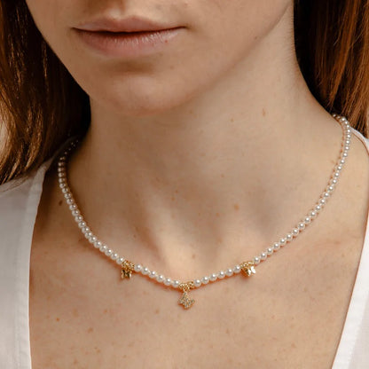Collier de perles avec pendentif strass