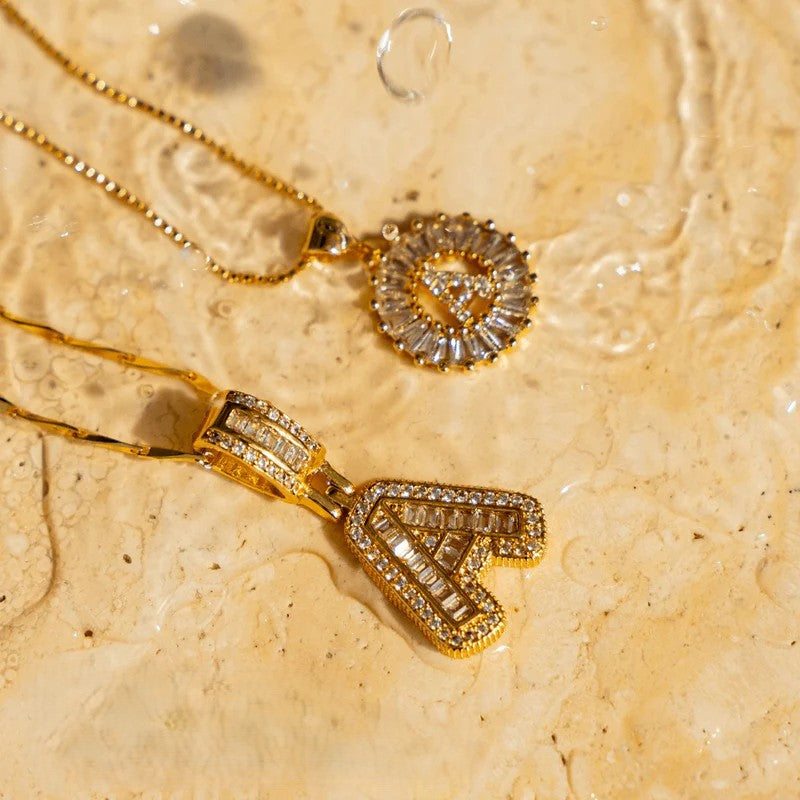 Colliers avec initiale en diamant