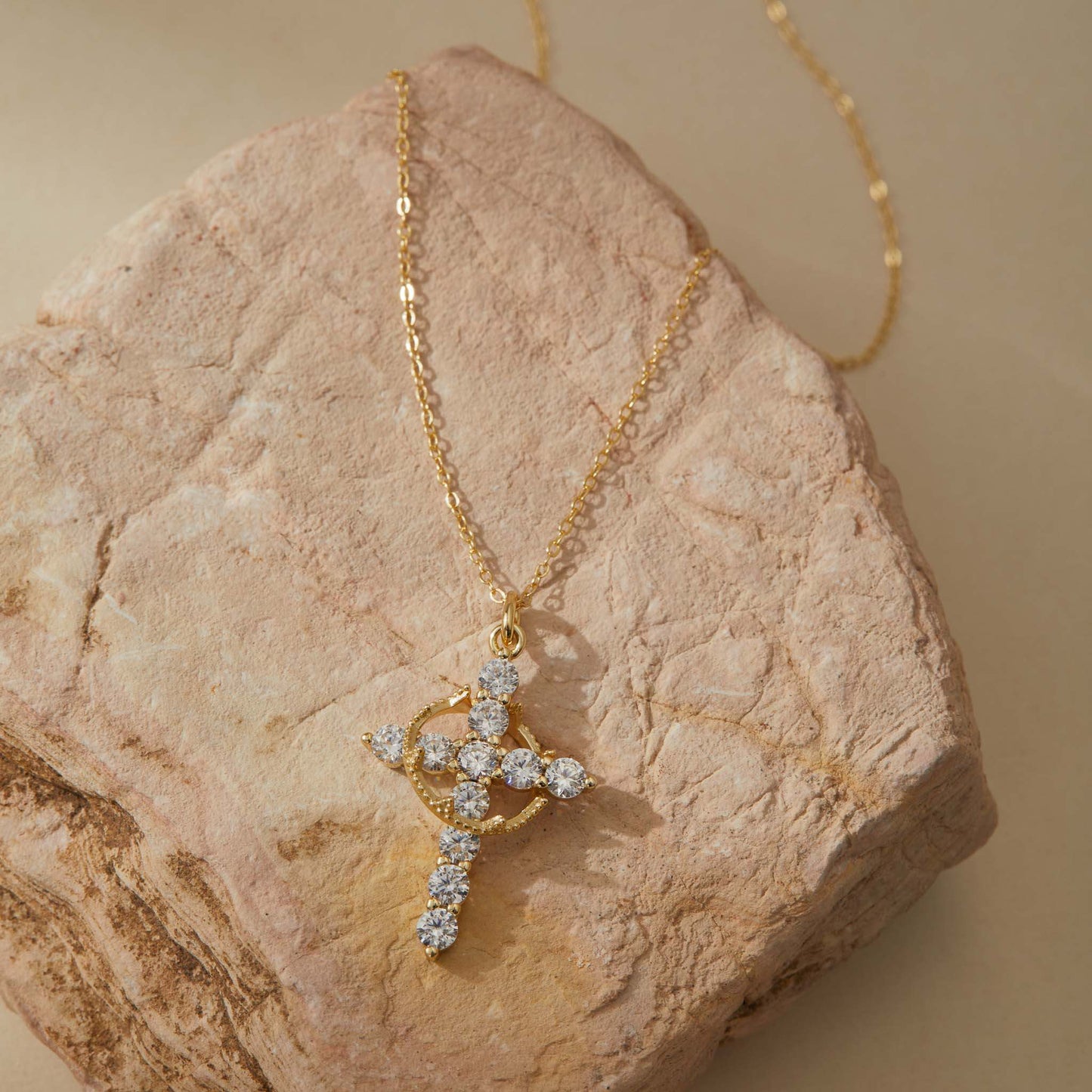 Collier Croix Couronne Élégante