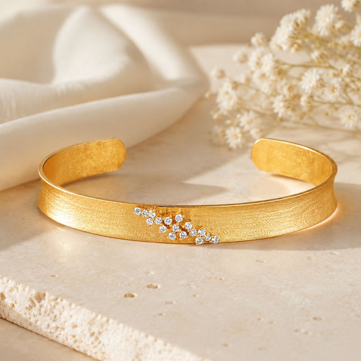 Bracelet manchette ouverte en or