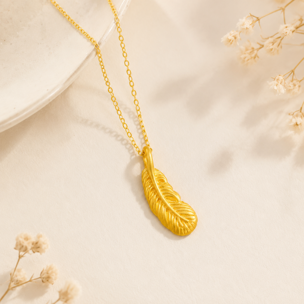 Collier pendentif plume dorée