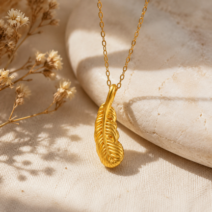 Collier pendentif plume dorée