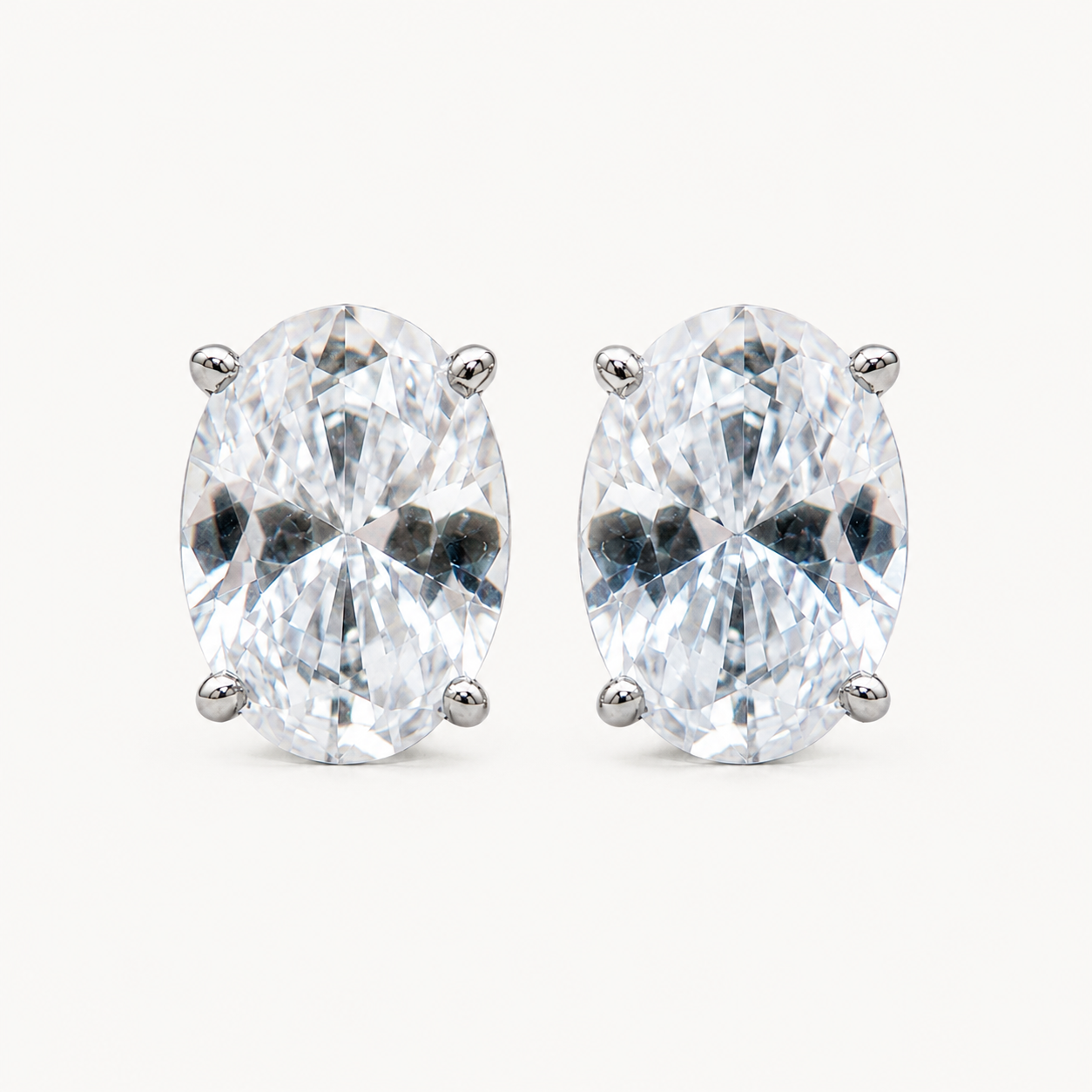 Boucles d'oreilles puces en diamant taille ovale