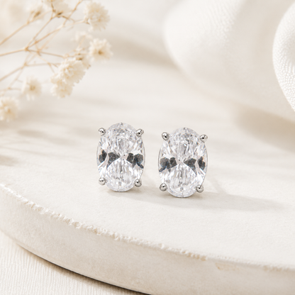 Boucles d'oreilles puces en diamant taille ovale