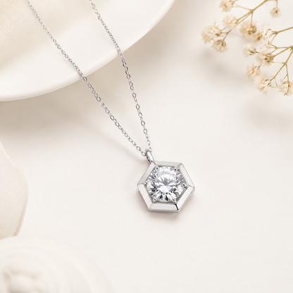 Collier solitaire en diamant nid d'abeille
