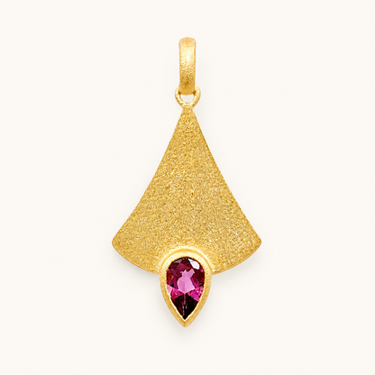 Pendentif en or avec pierre précieuse rose.