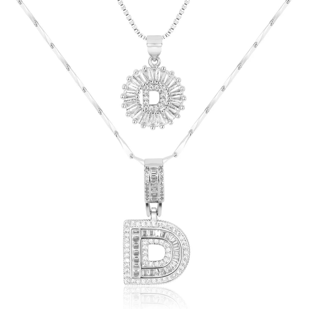 Colliers avec initiale en diamant