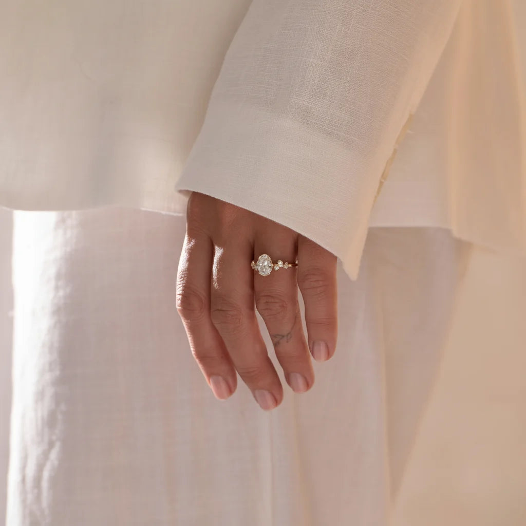 Bague ovale à motif floral ornée de pierres.