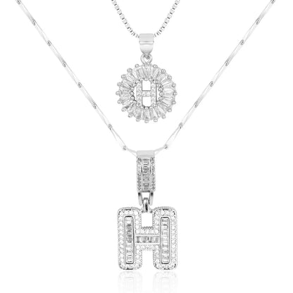 Colliers avec initiale en diamant