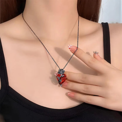 Collier Rose Sombre au Cœur Rouge