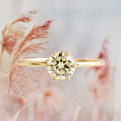 Bague en pierre dorée