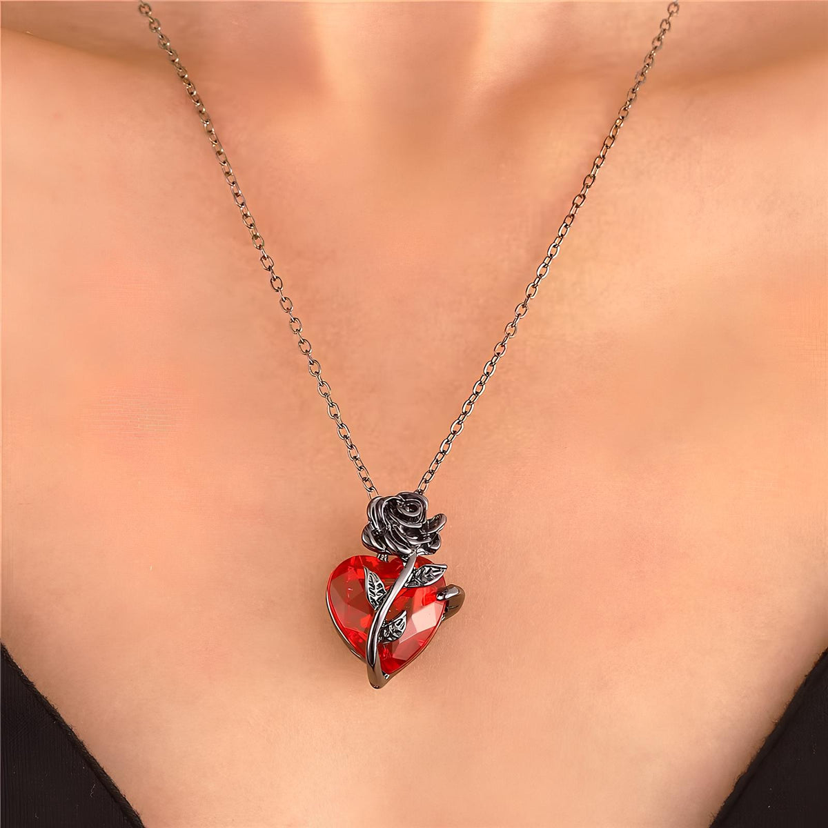 Collier Rose Sombre au Cœur Rouge