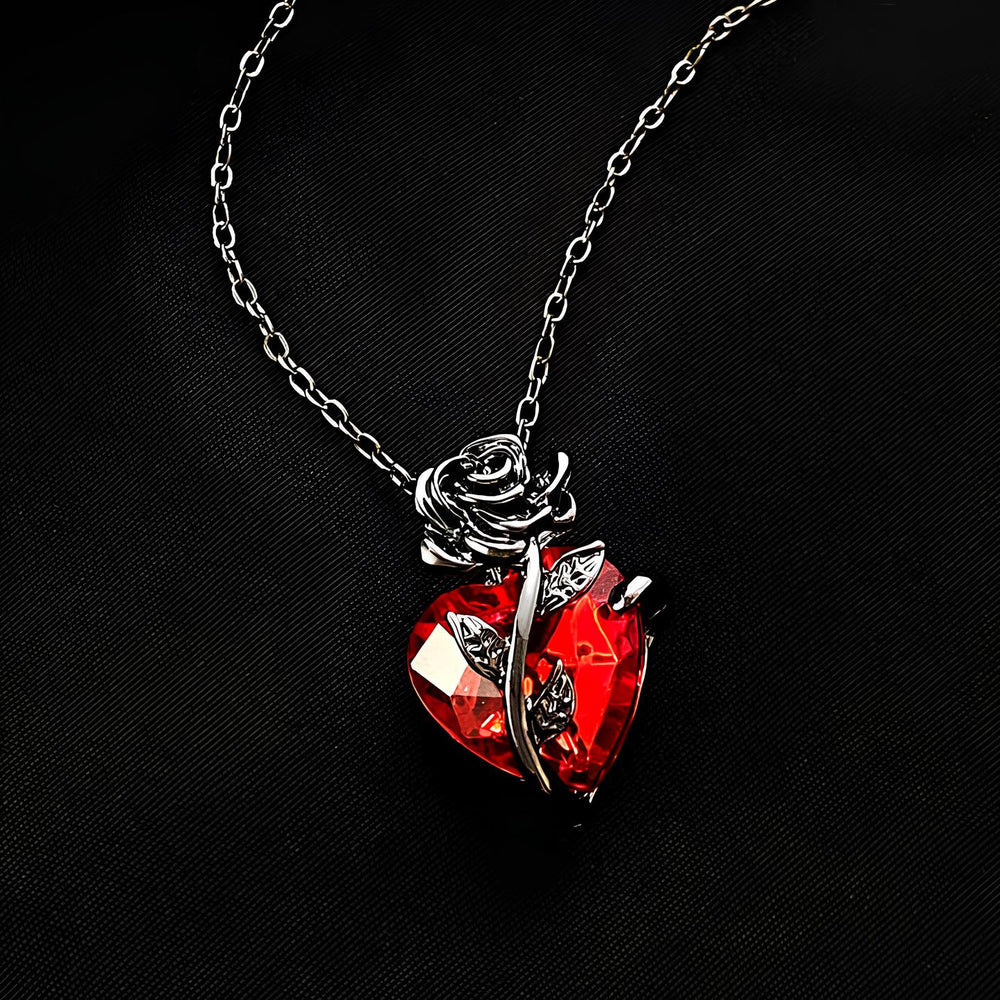 Collier Rose Sombre au Cœur Rouge