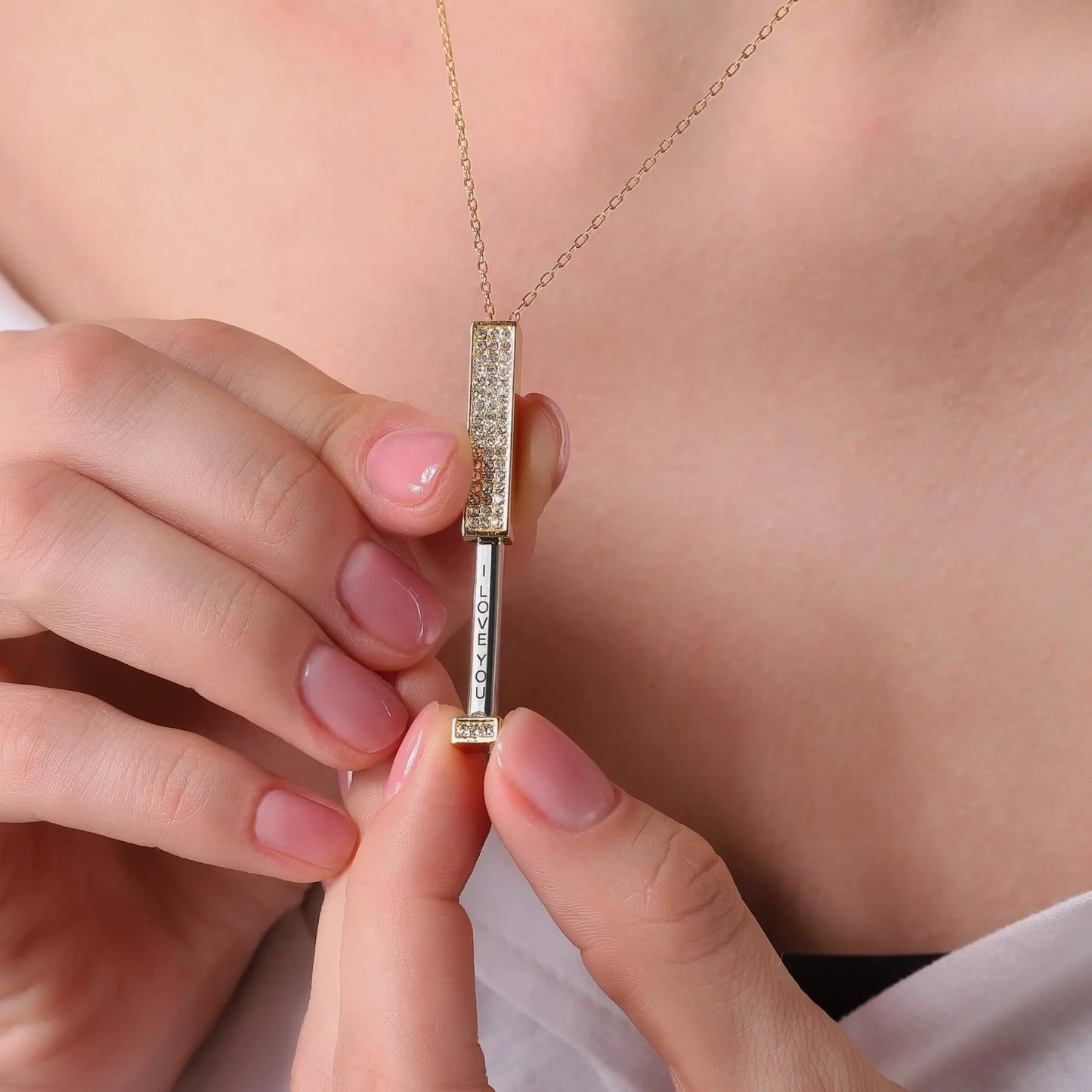 Collier Barre Verticale Pavée de Cristaux "I Love You"