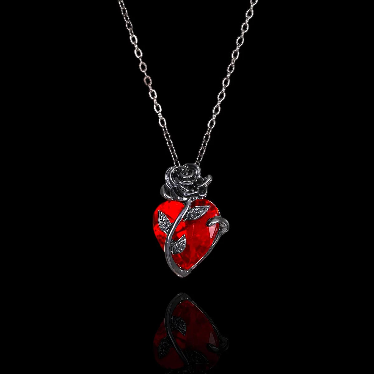 Collier Rose Sombre au Cœur Rouge