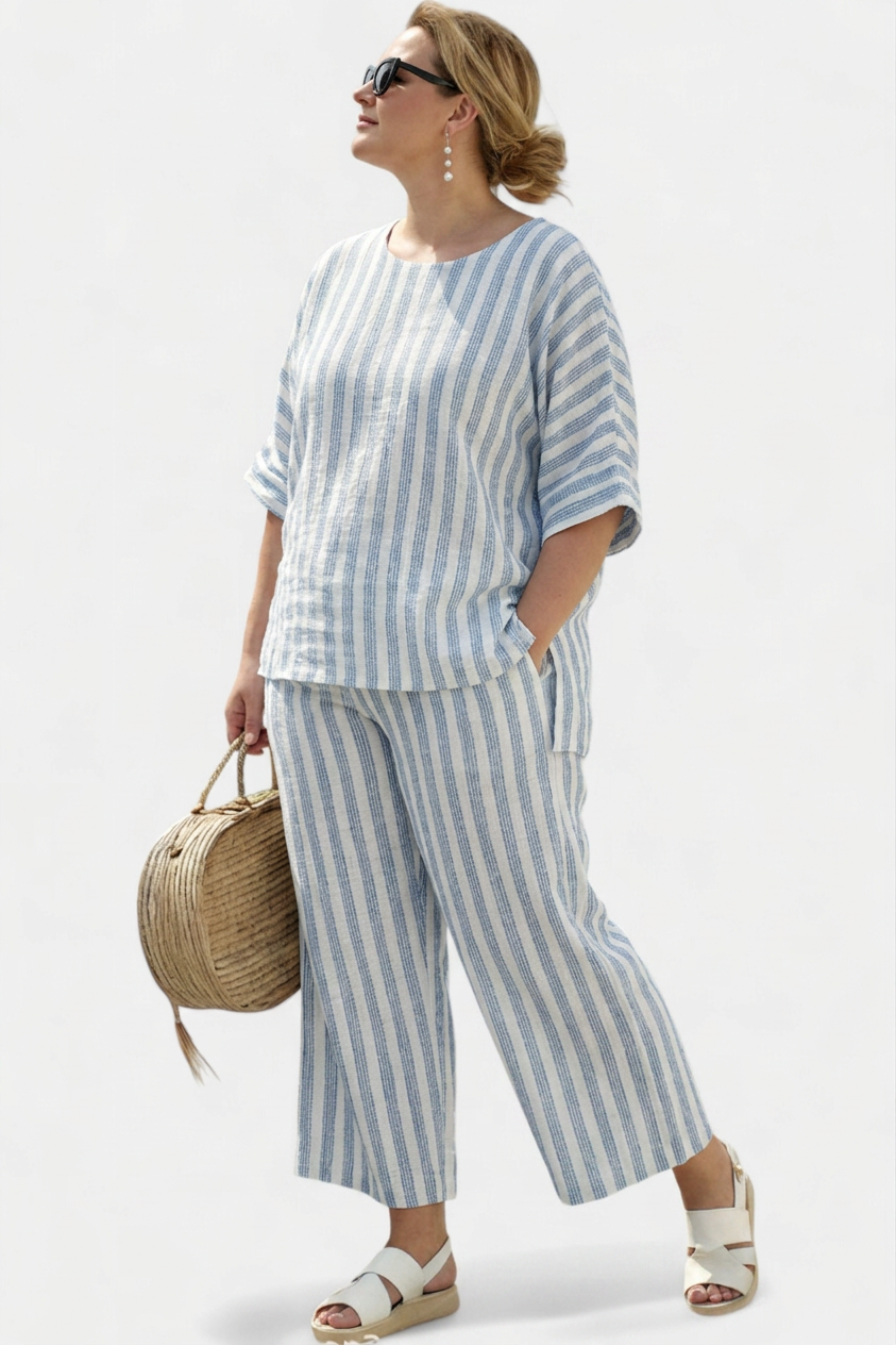 Calliope — Haut Sophistiqué en Lin avec Rayures Bleues & Pantalons Détendus
