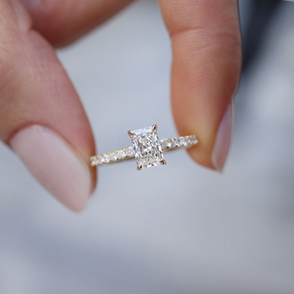 Bague Moissanite Radiant Délicate