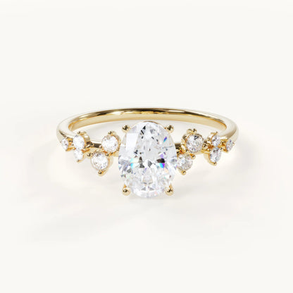 Bague ovale à motif floral ornée de pierres.
