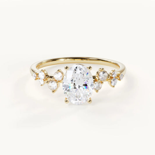 Bague ovale à motif floral ornée de pierres.