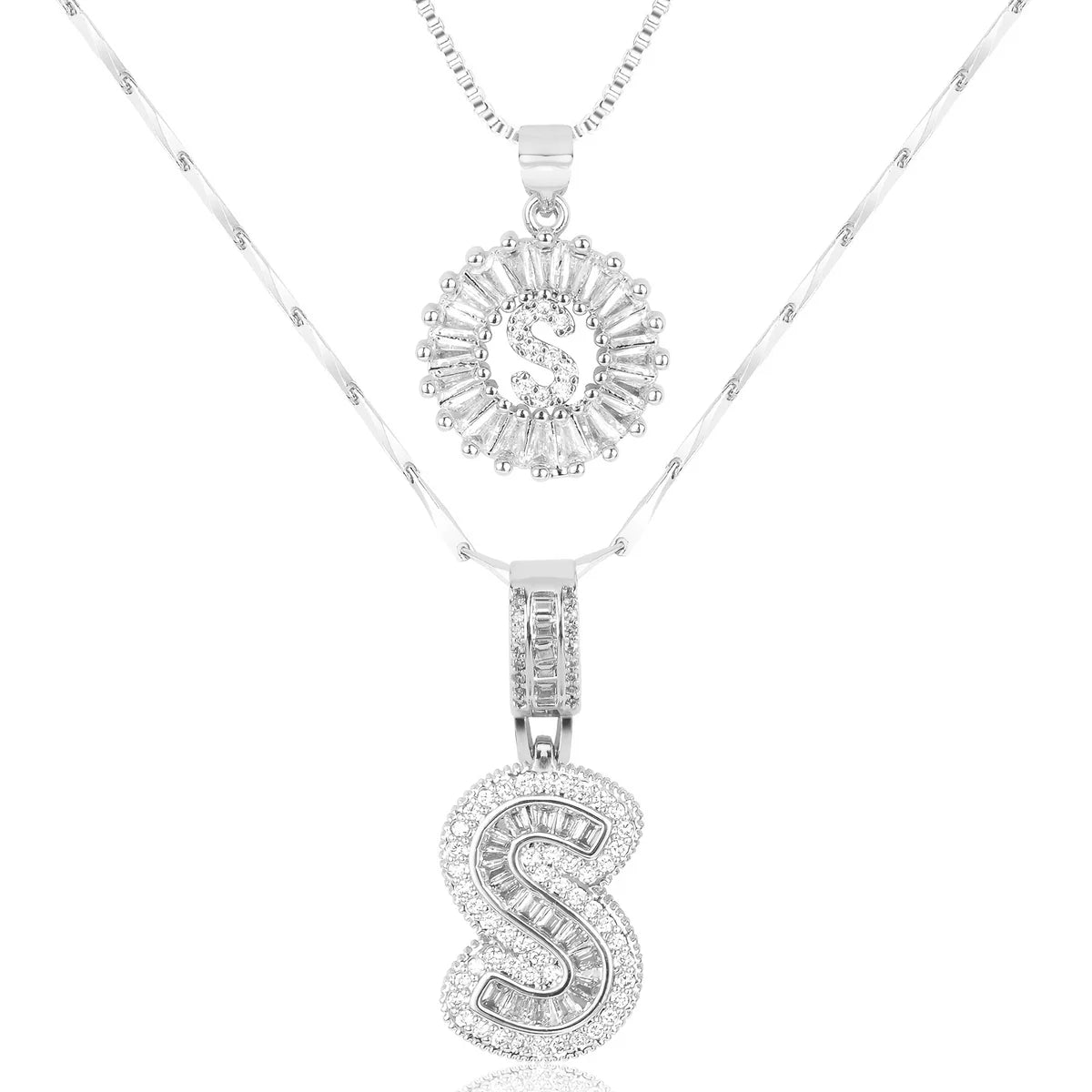 Colliers avec initiale en diamant