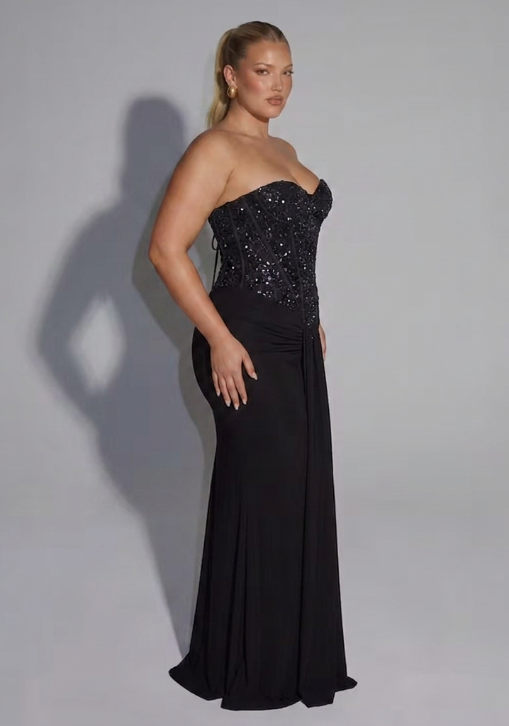 Robe de soirée longue sans bretelles ornée de corset drapé
