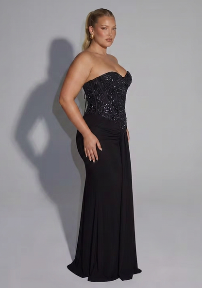 Robe de soirée longue sans bretelles ornée de corset drapé