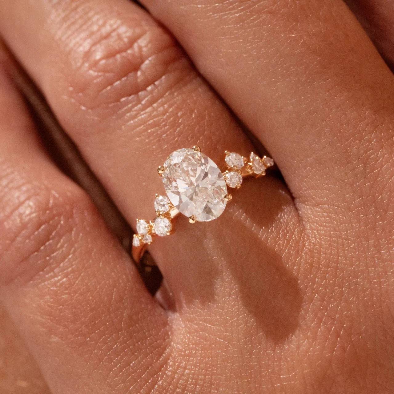 Bague ovale à motif floral ornée de pierres.