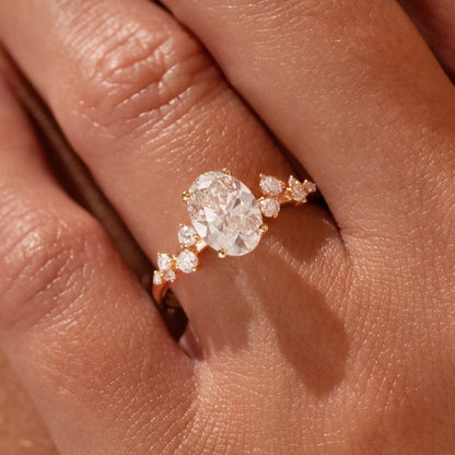 Bague ovale à motif floral ornée de pierres.