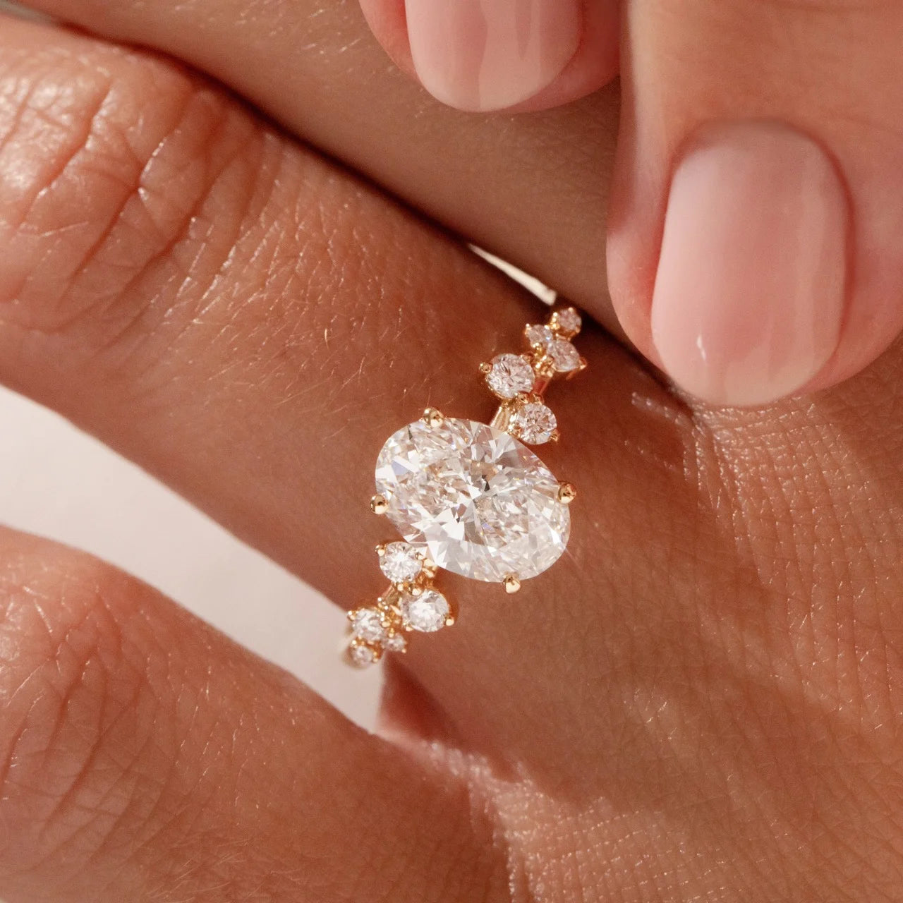 Bague ovale à motif floral ornée de pierres.